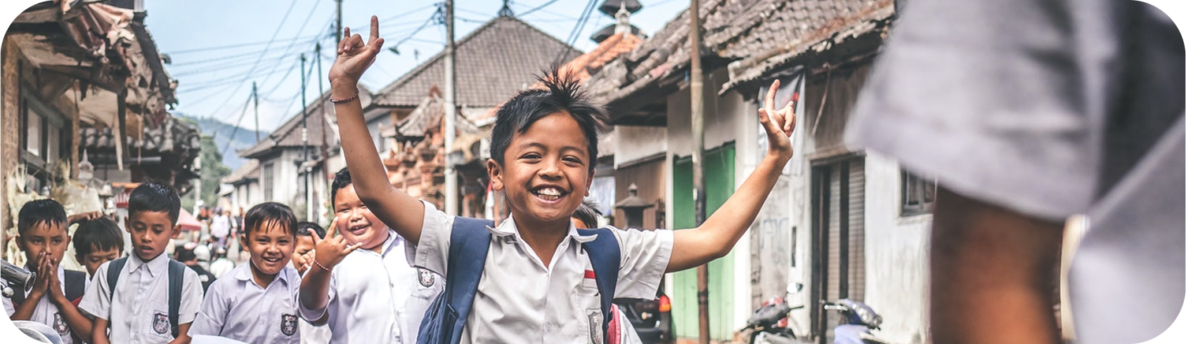Anak-anak Indonesia berjalan ke sekolah - Program Archipedia Basecamp Fluent Academy